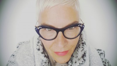 Dupa 16 ani si 6 agentii, Carmen Sterian continua pe cont propriu si schimba perspectiva de lucru: "la serviciu" vs. "in serviciul"