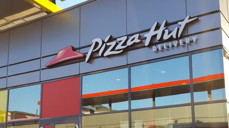 Pizza Hut Delivery deschide două noi locaţii, în Braşov şi în Popeşti – Leordeni