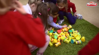Viitorul cu zapada-curcubeu si morcovi zburatori: imaginat de copii, modelat cu Play-Doh