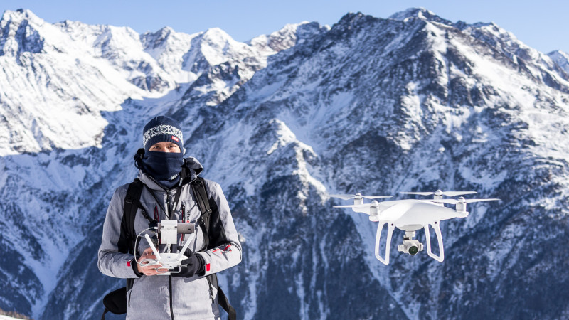 Fotograf-antreprenor, cu drona la purtator