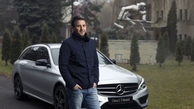 Campanie de brand Mercedes-Benz cu Andreea Esca, Camelia Potec, Andi Moisescu si Catalin Stefanescu. Mercedes-Benz Romania te invita &bdquo;Pe urmele celor mai buni&rdquo;