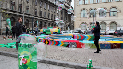 Fântâna de la Universitate are haine noi croșetate din pasiune | 7UP lansează platforma Feels Good to Be You printr-un cadou plin de culoare făcut bucureștenilor