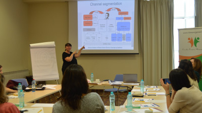 "Ne confruntăm cu o neclaritate generală asupra rolului unei strategii de comunicare", declară Kelly Freeman, trainer internaţional în PR