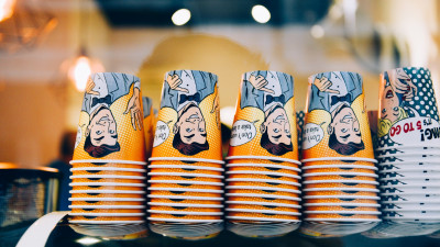 Mr Espresso și Miss Latte pe paharele 5 to go. Prima cafenea to go din România care a introdus personaje pe pahare de cafea
