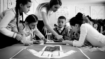 Folclorul românesc din nou la modă, aici și în afară. Peste 2000 de copii din România, Moldova și Ucraina au reconstruit costumele populare românești din cărămizi LEGO®