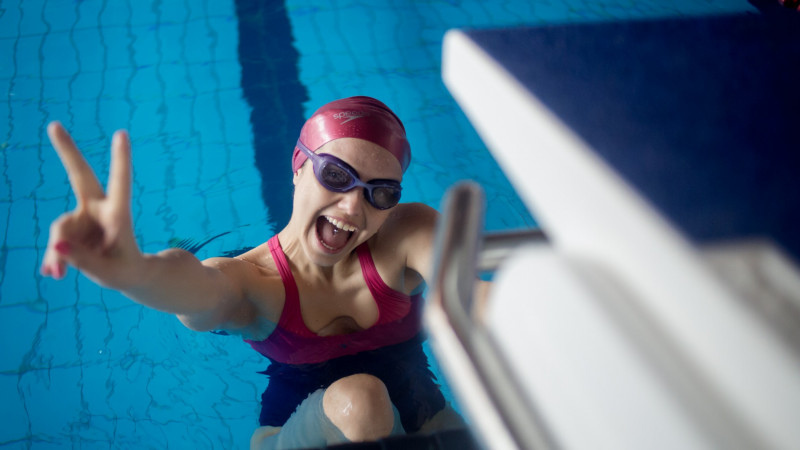 350 de oameni care înoată la Swimathon București încep să strîngă fonduri pentru 23 de proiecte