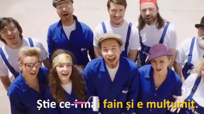 Așa-i românul, cântă când vopsește