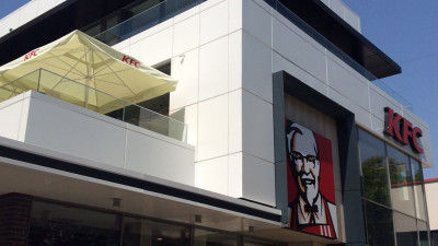 KFC deschide &icirc;n Bucureşti un nou restaurant de tip Drive Thru cu un design inovator. Investiția s-a ridicat la peste un milion de euro