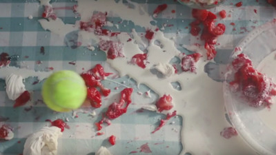 Iată o minge de tenis care se comportă fix ca un fan: calcă totul în picioare ca să ajungă la Wimbledon