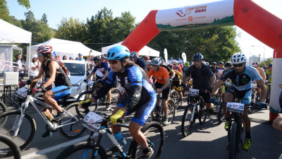 Emotie si adrenalina pentru 261 de sportivi care au luat azi startul la Maratonul Olteniei sustinut de CEZ Romania, eveniment devenit traditie pentru iubitorii de sport