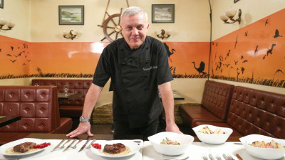 [Pasionat de bunătățuri] Victor Melian, bucătarul crescut &icirc;ntre kalareica moscovită și covrigul sărat de la București