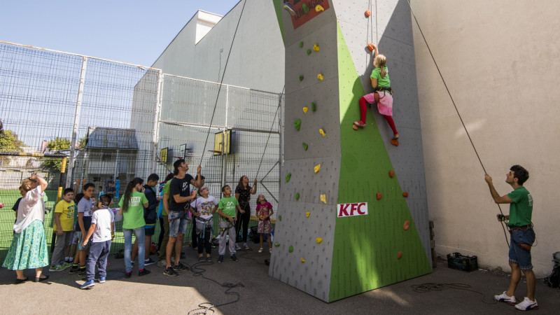 KFC și Asociația Climb Again susțin copiii cu nevoi speciale în practicarea escaladei ca modalitate de terapie și performanță