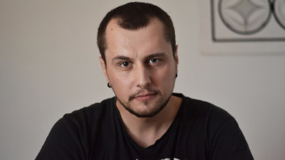 Undeva pe internet, 3 câini se bucură de frunză tăiată ca la carte. A avut grijă Marius Tătărășanu