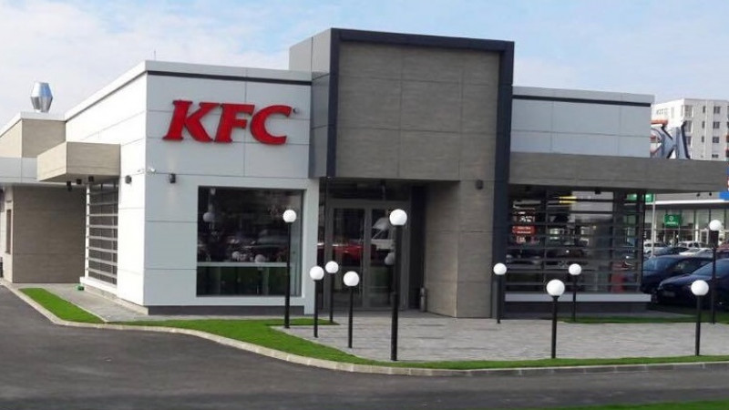 KFC îşi extinde reţeaua cu două noi locaţii inaugurând un restaurant în Centrul Vechi din Bucureşti și o unitate de tip drive-thru în Oradea