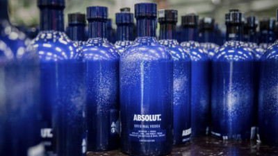 ABSOLUT Vodka dezvăluie posibilitățile infinite ale nopții cu Absolut UNCOVER, noua ediție limitată