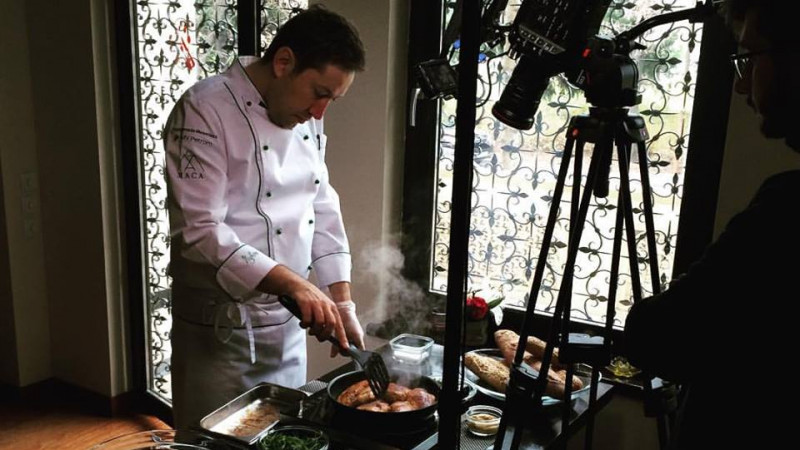 [Pasionat de bunătățuri] Chef Cezar Munteanu: Un bucătar fără personalitate este ca o poezie fără rime. Bucătarii sunt cei ce dau valoarea unui restaurant