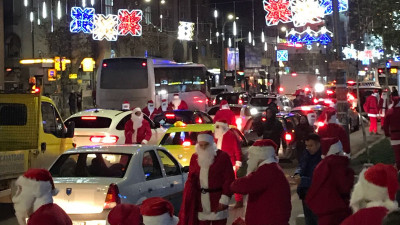 100 de Moși Crăciun în trafic. Cum au reacționat bucureștenii