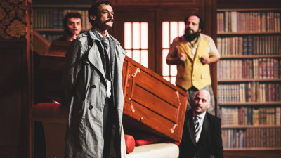 Flori și vin australian pentru spectatorii care vor viziona sâmbătă, 17 februarie, cea mai amuzantă comedie a momentului: „Cum să distrugi o piesă”