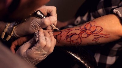 Lowe Group devine primul grup de comunicare cu salon de tatuaj in-house. ATL, BTL sau direct pe piele