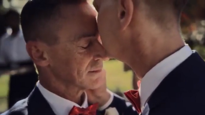 O reclamă cât se poate de reală cu căsătorii între oameni de același sex