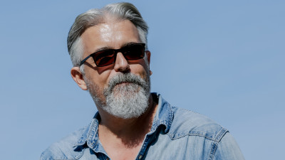 Constantin Popescu, regizorul Pororoca: ”Spectatorilor nu le place să li se ţină lecţii. Mai ales despre suferinţă. Aşa că am încercat să evit locuri comune şi am făcut o propunere diferită, radicală”