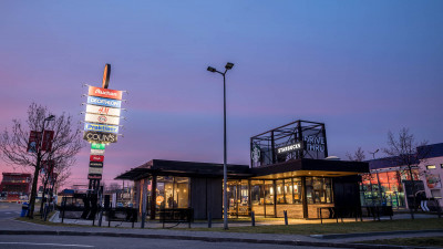 Starbucks deschide prima cafenea Drive Thru din România