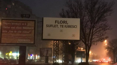 Flori, norocoaso, te iubeste!