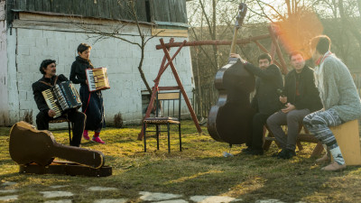 Intreg satul Ceuas munceste campul in Slovenia pentru a se intretine. Iar la vara, au festivalul lor