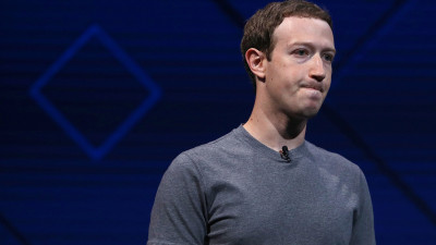 Zuck descopera ca ziarul e util, iar Musk, ca Facebook-ul nu-i