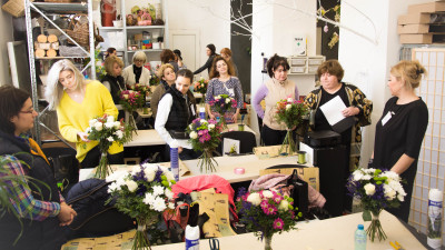 Ani Chira, trainer de design floral: “Pasiunea pentru flori poate deveni un job care îți oferă bucuria de a face în fiecare zi ceea ce iubești”