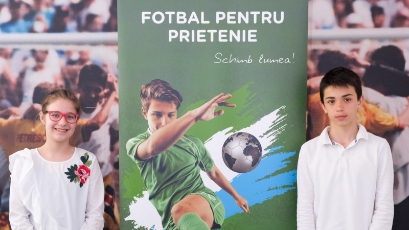 Doi copii din România participă la programul internațional „Fotbal pentru Prietenie”