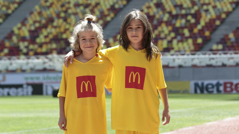 Sasha și Dennis, câștigătorii McDonald's Player Escort, vor intra pe teren în debutul Campionatului Mondial de Fotbal din Rusia