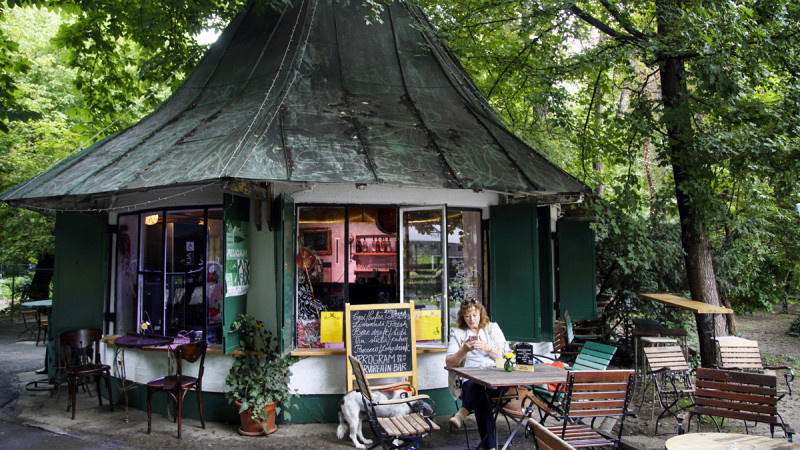 Povestea buticului din Cișmigiu. De la începutul secolului trecut, când era casă pentru porumbei, la Zona Liberă de joacă pentru oameni mari și mici