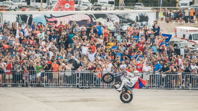 HISTORY recreează cele mai periculoase cascadorii ale legendarului Evel Knievel, într-un show unic transmis din Las Vegas