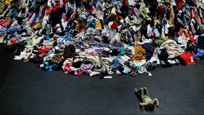 Nu, iubito, hainele alea de pe scaun nu sunt de spălat. Sunt de șpreiat