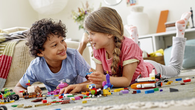 Un studiu realizat de Grupul LEGO&reg; arată că familiile care se joacă mai mult sunt mai fericite