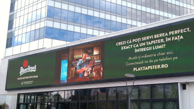 Inovație Pilsner Urquell: învață cum să torni berea perfect, de pe telefonul tău mobil, în direct, pe un panou outdoor interactiv
