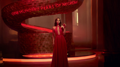 Campari Red Diaries - Entering Red: Ana de Armas este starul scurtmetrajului regizat de Matteo Garrone