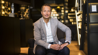 Etienne de Swardt, parfumierul deseurilor intr-o colaborare cu Ogilvy Paris: ”Daca lumea e murdara, de ce n-am purta-o pe piele?”
