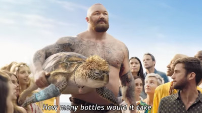 Dealul armoniei Coca-Cola devine un munte de ironie într-o campanie SodaStream