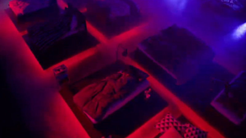 Vii în club diseară? Stai să îmi caut pijamalele