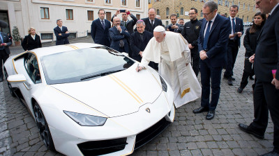 Papa doneaza Lamborghini, Patriarhul Daniel isi face cruce