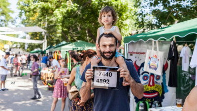 Trei generații împreună împotriva dictaturii. Sau care este rolul industriilor creative când împăratul e în curul gol