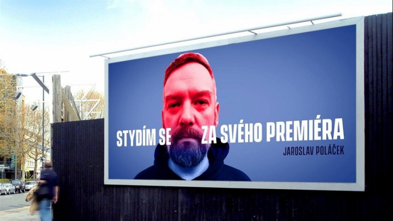 Cehilor le e rusine cu prim-ministrul lor si o spun in gura mare, pe panouri publicitare