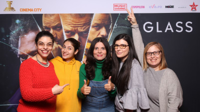 „Glass”, trilogia personajelor fascinante care fac povestea de neuitat