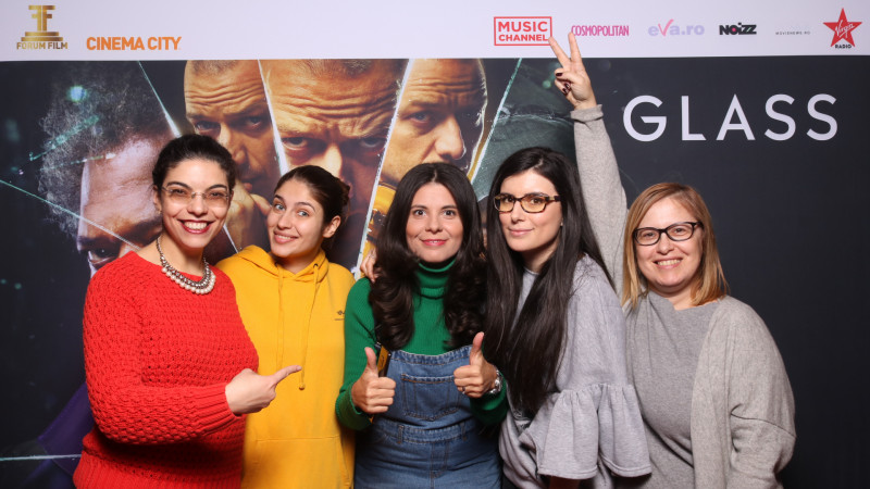 „Glass”, trilogia personajelor fascinante care fac povestea de neuitat