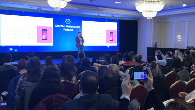 Peste jumătate dintre românii din mediul urban intră pe rețelele de socializare imediat cum se trezesc