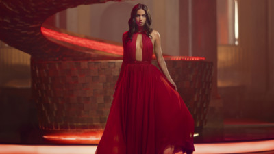 Campari lansează scurtmetrajul „ENTERING RED”, regizat de Matteo Garrone, cu Ana de Armas în rol principal