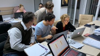 Un investitor, un antreprenor tech, un inovator social și un manager de produs intră într-o cameră. Te alături lor?