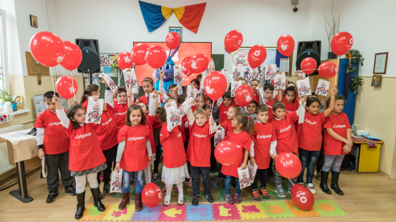 Colgate România și voluntarii Crucii Roșii Române învață 100.000 de copii din 14 județe cum să aibă o igienă orală corectă